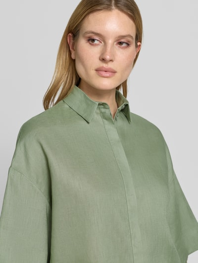 Frauenmodel trägt Boxy Fit Leinenbluse mit 3/4-Arm Modell 'RITO' von MM by Max Mara in hellem Grün, verdeckte Knopfleiste, Hemdblusenkragen, Nahaufnahme Oberkörper, reine Leinen, Rückenlänge 58 cm, Ärmellänge 27 cm, Größe 36.