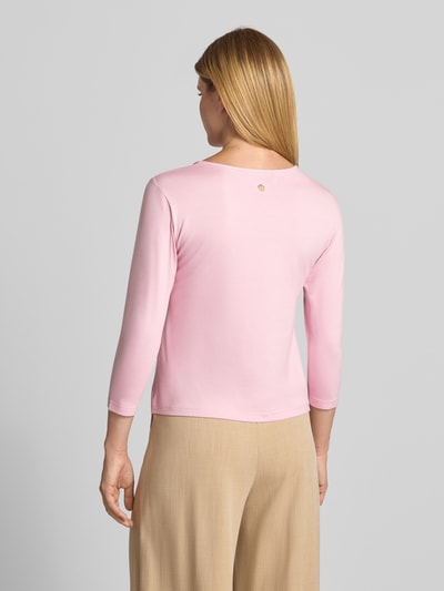 Frauenmodel trägt Longsleeve mit 3/4-Arm Modell 'Tamina' von JOOP! aus rosa Viskose-Elasthan-Mix, Ganzkörperansicht Rückansicht.