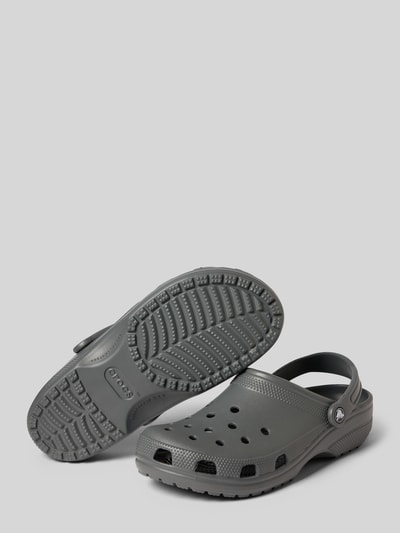 Produktfoto, Clogs mit Label-Detail von Crocs w kolorze szarym, zaokrąglony nosek, wsuwana forma, regulowany pasek, wysokość obcasa 5 cm w rozmiarze 43/44
