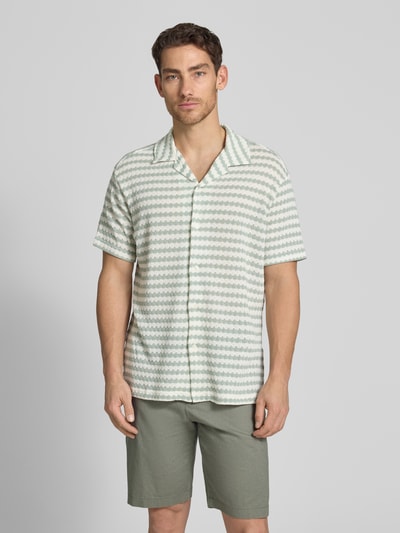 Männermodel trägt Relaxed Fit Poloshirt aus Baumwoll-Mix Modell 'DYLAN' von SELECTED HOMME, Optik:Allover-Muster, Feinstrick, Ganzkörperansicht von vorne.