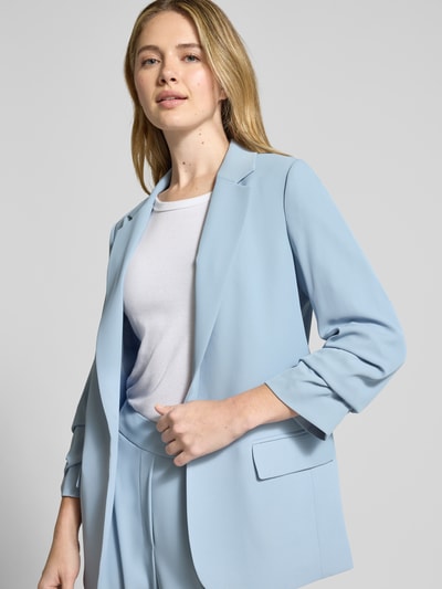 Frauenmodel trägt Relaxed Fit Blazer mit Pattentaschen von Jake*s Collection in Hellblau, Material-Mix mit Stretch-Anteil, Nahaufnahme Oberkörper.
