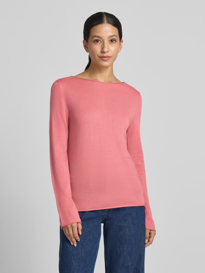 Frauenmodel trägt Regular Fit Pullover aus reiner Schurwolle von Marc O'Polo in Rosa, glatte Textur, kombiniert mit blauen Jeans, Ganzkörperansicht von vorne. Damen Pullover von Marc O'Polo.