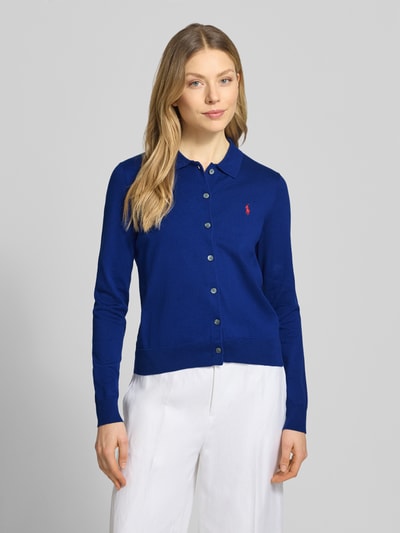 Vrouwenmodel draagt Slim Fit Strickjacke aus Baumwoll-Mix van Polo Ralph Lauren in effen kleuren, fijngebreid katoenmix, logostitching, knoopsluiting, overhemdkraag, lange mouw, rompzoom; voorkant, buste-opname.