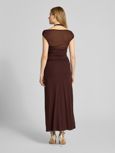 Frauenmodel trägt Midikleid in Layering-Optik von Forever New in Braun, gerader Schnitt, raffiniert geraffte Details, Ganzkörperansicht Rückansicht.