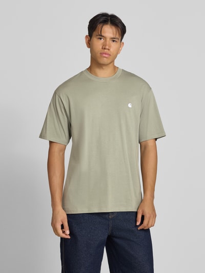 Männermodel trägt Regular Fit T-Shirt aus reiner Baumwolle Modell 'Madison' von Carhartt Work In Progress in Hellgrün, Ganzkörperansicht von vorne. Herren T-Shirt, Rundhalsausschnitt, Label-Stitching, Rückenlänge bei Größe M: 78 cm.