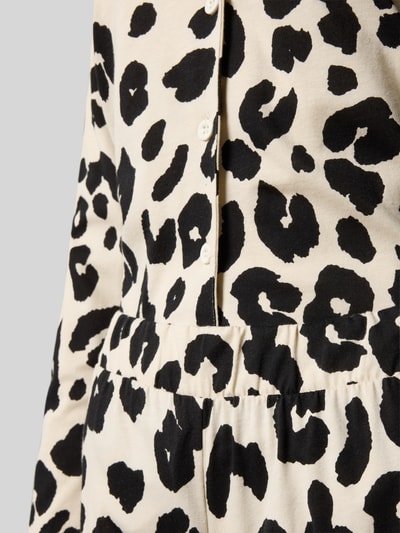 Vrouwenmodel draagt Regular Fit Pyjama-Set uit puur katoen van LOUIS & LOUISA met reverskraag, knoopsluiting, lang, luipaardprint, detailopname.