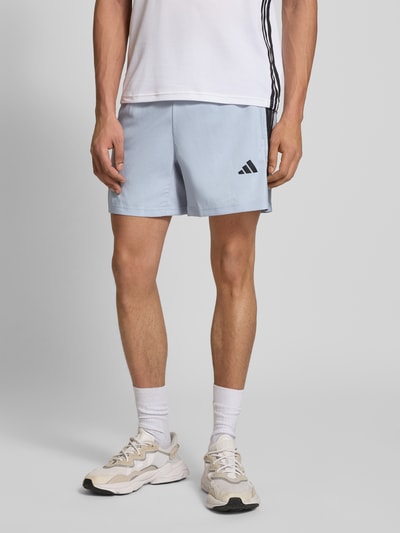 adidas Training Shorts mit Logo-Print und Reißverschlusstaschen Mittelgrau 4
