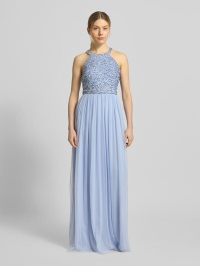 Frauenmodel trägt Abendkleid mit Strasssteinbesatz und Rundhalsausschnitt von Jake*s Cocktail, hellblauer Chiffon, A-Linie, Maxikleid, Rückseitiger Cut Out, Haken- und Reißverschluss, Ganzkörperansicht von vorne