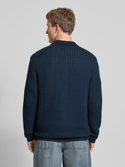 Männermodel trägt Regular Fit Strickjacke aus reiner Baumwolle von Marc O'Polo Denim, Optik: Unifarben, Struktur, Ganzkörperansicht Rückansicht.