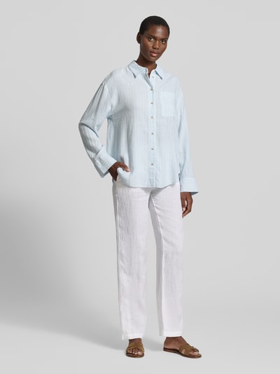 Frauenmodel trägt Straight Fit Leinenhose mit elastischem Bund von Fynch-Hatton, Damen Leinen, Paspeltaschen, Weiß, Ganzkörperansicht von vorne.