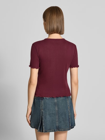 Frauenmodel trägt Slim Fit T-Shirt aus Baumwoll-Mix Modell 'TENNA' von ONLY in Dunkelrot, kombiniert mit Jeansrock, Ganzkörperansicht Rückansicht, Damen T-Shirt von ONLY.