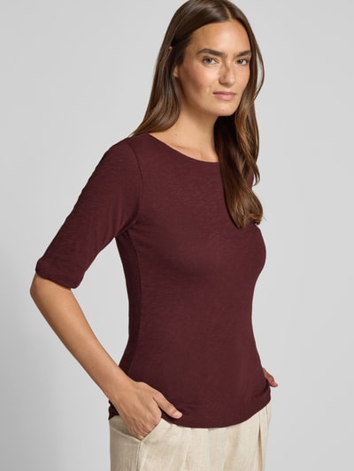 Frauenmodel trägt Damen T-Shirt mit U-Boot-Ausschnitt von Christian Berg Woman, Reine Baumwolle, Regular-Fit, Meliert, Rückenlänge 58 cm, Nahaufnahme Oberkörper.