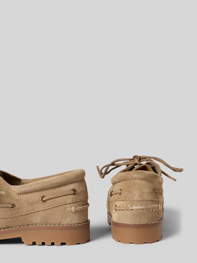 Produktfoto, Bootsschuhe aus Leder mit Schnürung Modell 'BROOKLYN' von Jack & Jones aus beigem beschichtetem Leder mit abgerundeter Spitze, Profilsohle, Absatzhöhe 3 cm, Schafthöhe 8 cm, Schaftweite 12 cm, strukturierte Oberfläche und markante Nähte.