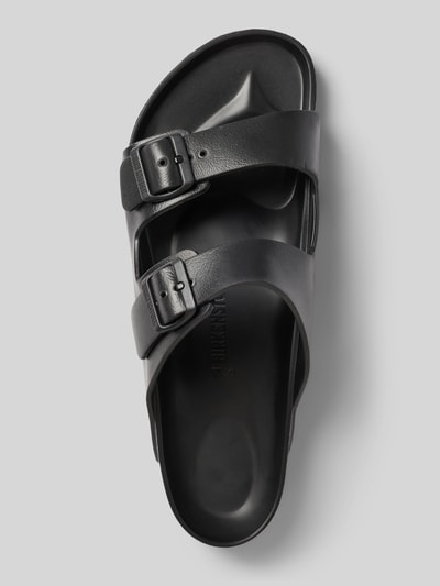 Produktfoto, Slides mit Label-Detail Modell 'ARIZONA EVA' von Birkenstock in Schwarz mit abgerundeter Form, Dornschließe und strukturierter Sohle, Absatzhöhe 4 cm bei Größe 45