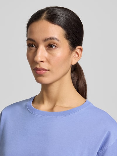 Männermodel trägt Loose Fit T-Shirt aus reiner Baumwolle Modell 'VALLEY' von American Vintage, jasnoliliowy, okrągły dekolt, miękka struktura, kontekst: męska koszulka z czystej bawełny, krój loose fit, model 'VALLEY', okrągły dekolt, obniżone ramiona, długość tyłu w rozmiarze S: 56 cm, Nahaufnahme Oberkörper