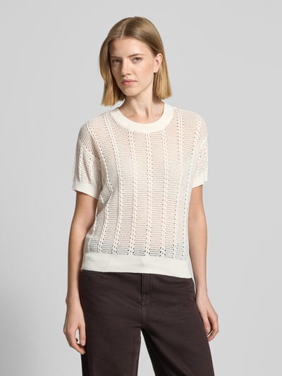 Frauenmodel trägt Relaxed Fit Strickshirt aus Baumwoll-Mix Modell 'LUX LIGHT' von Vero Moda, Optik: Unifarben, Lochstrickmuster, Rundhals, Kurzarm, gerippte Abschlüsse, Materialverarbeitung: Lochstrick, Ganzkörperansicht von vorne.