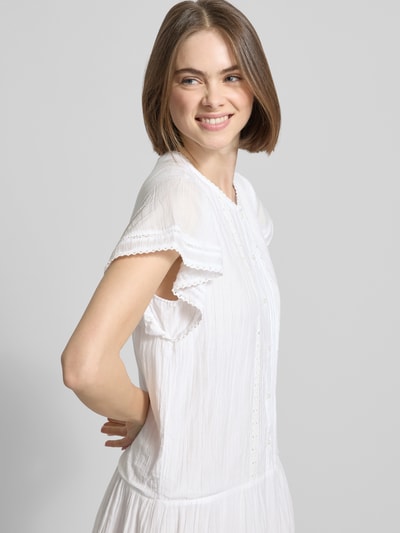 Frauenmodel trägt Mini-Freizeitkleid aus Baumwoll-Viskose-Mix Modell 'DESTIN' von Pepe Jeans, Optik: Unifarben, Regular-Fit, Rundhals, Lochstrick-Einsätze, Schmetterlingsärmel, Kurzarm, Nahaufnahme Oberkörper.