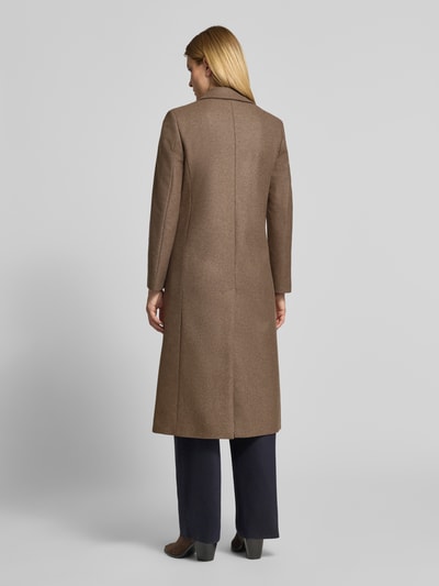 Frauenmodel trägt Relaxed Fit Mantel aus Woll-Mix Modell 'Mojeni' von HUGO in Braun, glatte Struktur, Damen Mantel, Ganzkörperansicht Rückansicht.