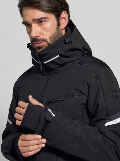 Männermodel trägt schwarze Jacke mit Kapuze Modell 'KALDOAIVI' von LUHTA, Regular Fit, Reißverschluss, Nahaufnahme Oberkörper.