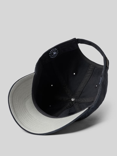 Produktfoto, Basecap aus reiner Baumwolle mit Label-Stitching von '47, schwarz-graue Farben, eingestickte Luftlöcher, klassische Passform, verstärkter Schirm, Motiv- und Logo-Stitching, verstellbarer Verschluss, Struktur und Textur der Baumwolle sichtbar