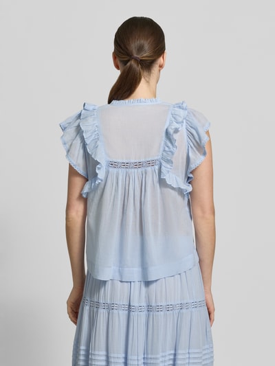 Vrouwenmodel draagt blouse met volants model 'Jayla' van Neo Noir in lichtblauw, puur katoen, recht model, tuniekkraag, ruglengte maat 36: 56 cm, geheel opgenomen, rugaanzicht.