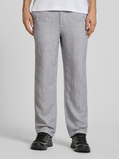 Mannelijk model draagt Leinenhose mit Bindegürtel Modell 'KARL MYKONOS' van Jack & Jones in lichtgrijs, mix van linnen en viscose, relaxed fit, met knoop- en ritssluiting, strikceintuur, steekzakken, strookzak aan de achterkant, bandwijdte maat M 41 cm, binnenbeenlengte maat M 78 cm. Ganzkörperansicht van voren.