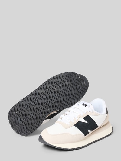Produktfoto, Sneaker aus Leder mit Label-Details Modell '237' von New Balance, Damen Sneaker in Beige und Weiß, abgerundete Form, Schnürung, profilierte Sohle, Absatzhöhe 3 cm, Schafthöhe 7 cm, Schaftweite 8 cm, glatte und strukturierte Texturen