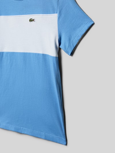 Produktfoto, Regular Fit T-Shirt aus reiner Baumwolle Modell 'COLORBLOCK TEE' von Lacoste, Kinder T-Shirt in Optik: Allover-Muster, Label-Print auf der Brust, Rundhals, Kurzarm, Jersey, Material: reine Baumwolle, Colour-Block-Design in Blau und Weiß, glatte Textur.