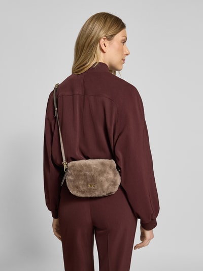 Abro Crossbody Bag mit Label-Detail Modell 'KAIA' Schlamm 1