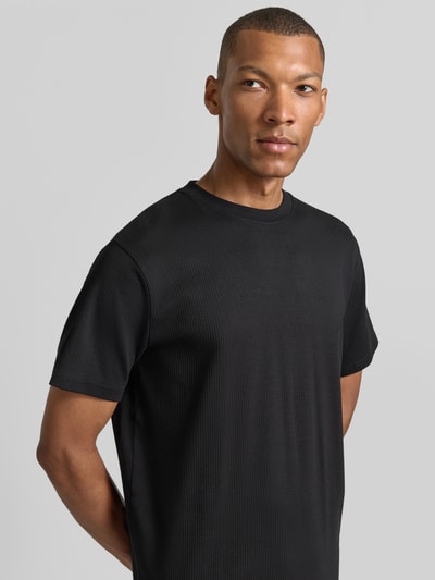 Männermodel trägt schwarzes Regular Fit T-Shirt aus Baumwoll-Mix Modell 'SPENCER' von Selected, Herren T-Shirt, Nahaufnahme Oberkörper