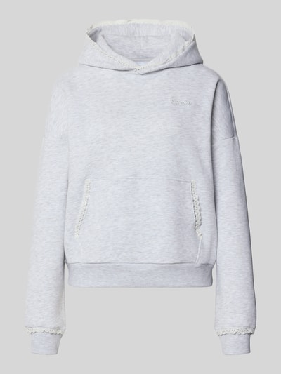 Produktfoto, Relaxed Fit Hoodie mit Baumwoll-Anteil von REVIEW in Hellgrau mit Spitzenbesatz, Logo-Stitching und Känguru-Tasche, elastische Abschlüsse