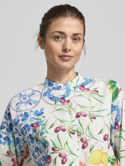 Vrouwenmodel draagt Bluse mit Maokragen und 3/4-Arm van Emily Van den Bergh van puur katoen met kleurrijk bloemen- en fruitmotief, loose fit, knoopsluiting, nahaufnahme bovenlichaam.