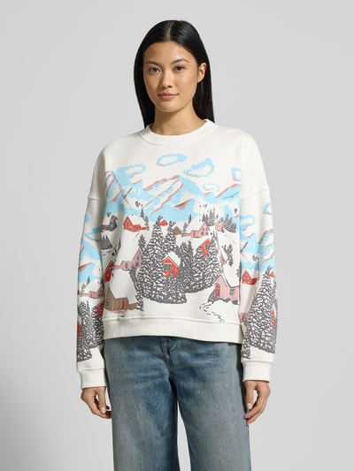 Frauenmodel trägt Oversized Sweatshirt mit gerippten Abschlüssen von Jake*s Casual, Baumwoll-Mix, weiß mit buntem Winterlandschaft-Print, Ganzkörperansicht von vorne.
