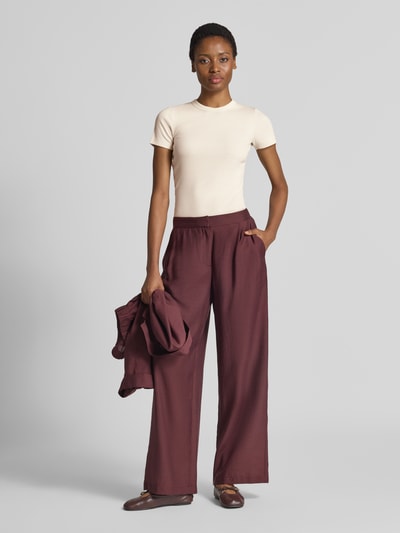 Vrouwenmodel draagt Regular Fit T-Shirt uit katoenmix van OPUS, crème kleur, gecombineerd met bordeauxrode broek, full body vooraanzicht.