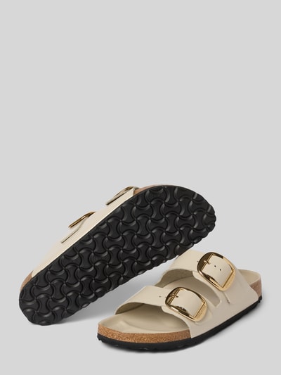 Produktfoto, Hausschuhe aus echtem Leder Modell 'Arizona' von Birkenstock in Creme mit goldenen Zierschnallen, abgerundete Passform, Absatzhöhe 3 cm, Schaftweite 7 cm, detailreiche schwarze Gummisohle, Damen