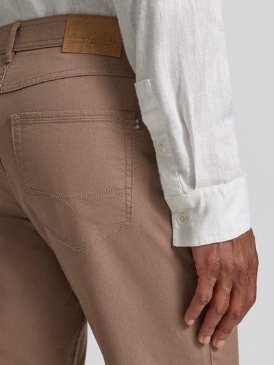 Mężczyzna nosi Straight Fit Hose mit Strukturmuster von Christian Berg Men z bawełny, 5 kieszeni, fakturowany wzór, zapięcie na guzik i zamek błyskawiczny, detal tylnej kieszeni, zbliżenie na tył.