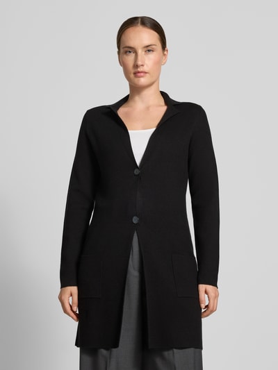 Frauenmodel trägt Slim Fit Cardigan aus Viskose-Mix in Strick-Optik von Christian Berg Woman, schwarz, V-Ausschnitt, 2-Knopfleiste, Ganzkörperansicht von vorne.
