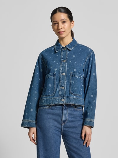 Frauenmodel trägt Oversized Jeansjacke aus reiner Baumwolle von Tom Tailor Denim in Denim-Optik mit Allover-Muster, Umlegekragen, einreihige Knopfleiste, Langarm, aufgesetzte Eingrifftaschen, Material: reine Baumwolle, Ganzkörperansicht von vorne.