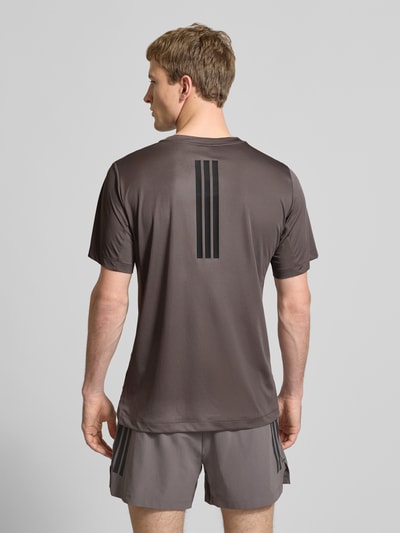Männermodel trägt Regular fit T-shirt met Logoprint model 'Power' van adidas Training in bruin, ruglengte maat M 65 cm, Ganzkörperansicht Rückansicht