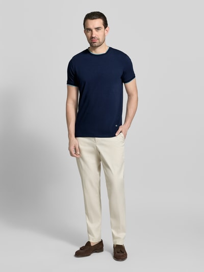 Männermodel trägt T-Shirt mit Rundhalsausschnitt und Kontraststreifen von Manuel Ritz, dunkelblau, Baumwoll-Elasthan-Mix, Slim Fit, Ganzkörperansicht von vorne
