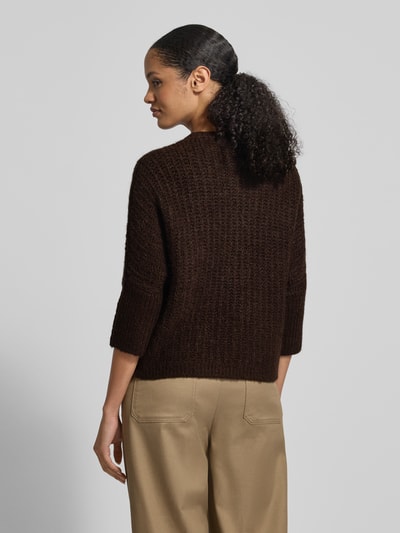 Vrouwenmodel draagt Strickpullover mit Woll-Anteil Modell 'TUMELDA' van Someday, donkerbruin, relaxte fit, geribde afwerking, rugaanzicht volledige lichaamsopname.