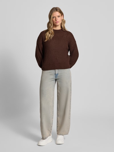 Vrouwenmodel draagt Regular Fit Pullover uit materiaal-mix met alpacawol Slogeryna_B van HUGO Blue, bruin, grof gebreid, Ganzkörperansicht von vorne.