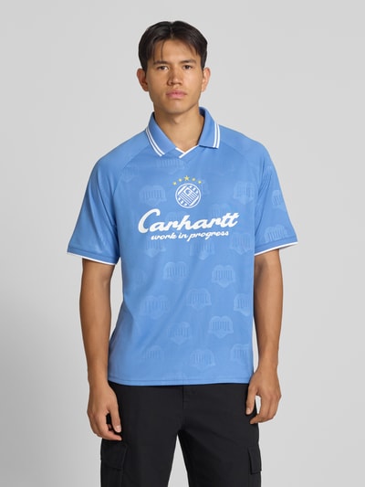 Männermodel trägt Funktionsshirt mit Logo Modell 'Terrace' von Adidas in Blau, Regular Fit, Rundhalsausschnitt, Frontansicht, Rückenlänge bei Größe M 71 cm.