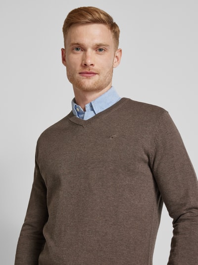 Tom Tailor Sweter z dzianiny o kroju regular fit z dekoltem w serek Średniobrązowy 3