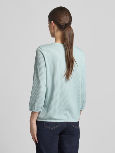 Frauenmodel trägt Regular Fit T-Shirt aus Baumwoll-Mix von Tom Tailor in Hellblau, gestreift, elastische Abschlüsse, Feinripp, Ganzkörperansicht Rückansicht.