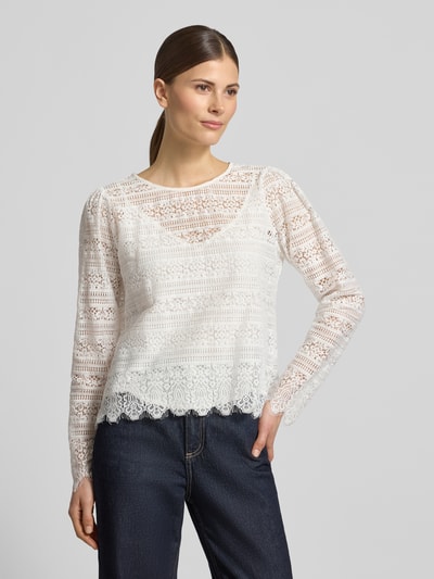 Frauenmodel trägt Blusenshirt aus Spitze mit Rundhalsausschnitt von Comma, weiß, Baumwoll-Mix, Regular-Fit, Ganzkörperansicht von vorne. Rückenlänge bei Größe 36: 54 cm, Ärmellänge bei Größe 36: 63 cm.
