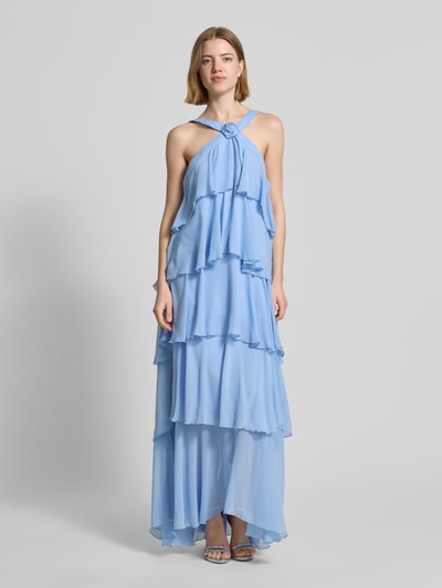 Frauenmodel trägt Volant Abendkleid mit V-Ausschnitt Modell 'FELICIA' von Vero Moda, unifarbenes Maxi-Chiffonkleid, Ganzkörperansicht von vorne.