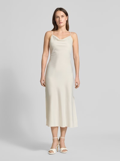 Frauenmodel trägt Slim Fit Midikleid mit abnehmbarem Stoffband Modell 'Thea' von YAS in Creme, elastischer Material-Mix, Ganzkörperansicht von vorne.