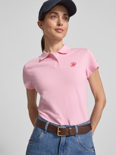 Frauenmodel trägt Slim Fit Poloshirt aus Baumwoll-Mix von Tommy Hilfiger, Optik: Unifarben, Logo-Stitching, Polokragen, Kurzarm, Piqué, Nahaufnahme Oberkörper.