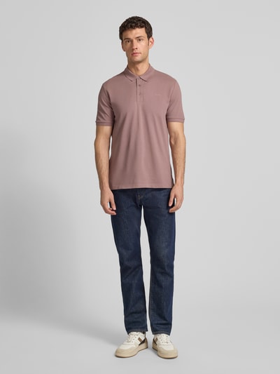 Mannenmodel draagt Regular Fit Poloshirt uit zuivere katoen model 'DONOS222' van HUGO, effen, korte mouwen, piqué, voorkant volledig lichaam.
